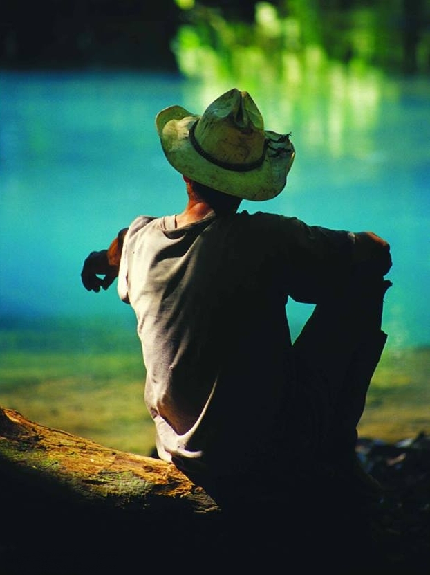 Un campesino señalando el naciente donde sus antepasados seguramente también estuvieron. Foto de Paul Rodriguez