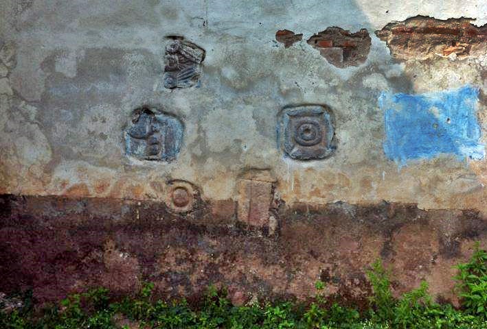 Piedras con jeroglíficos en un de las fachadas - Foto de Byan Ferrari