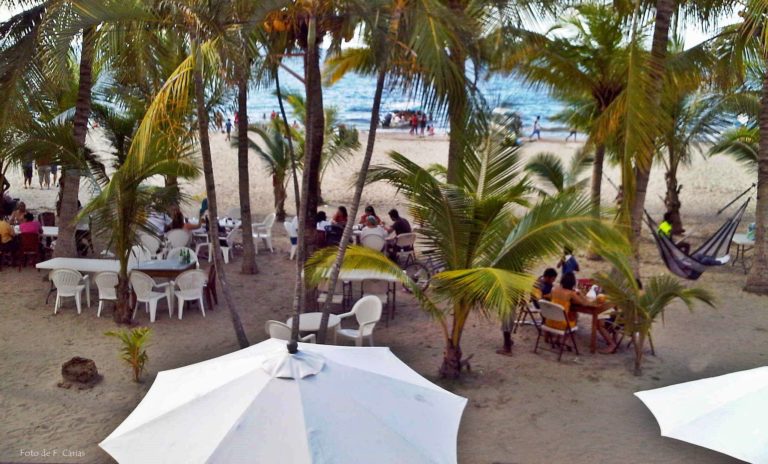 En la playa municipal están los botes