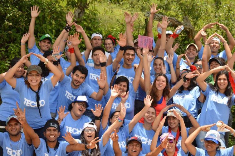 Jóvenes voluntarios alegres de ayudar con sus propias manos