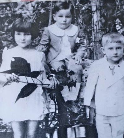 Fidel Castro en medio de sus dos hermanos