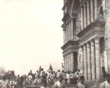 Procesión frente a la antigua iglesia de Ocotepeque