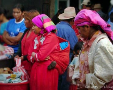 ¿Por qué si son étnicamente puros tienen nombres y apellidos españoles?