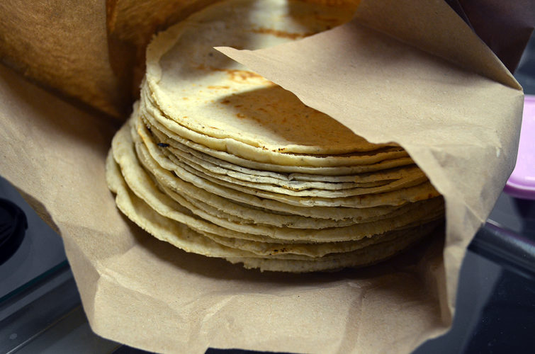 Tortillas_de_maiz_blanco_(México)_01