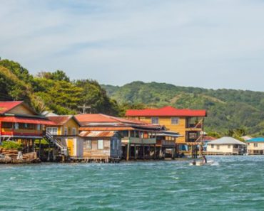 Oak Ridge es una típica comunidad costera de Roatán . Foto de Guni Matamoros El Fotógrafo