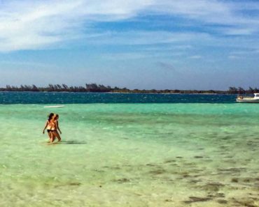 Water Cay, Utila es uno de los lugares donde puede caminar de un cayo a otro - Foto de Helder Pérez
