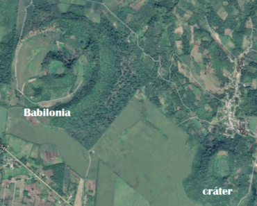 Inmensos cráteres al lado de la carretera