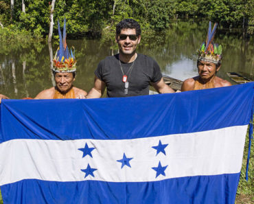 Rubén Merlo acompañado de los Yaguas