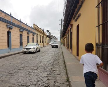 Calles empedradas limitadas por casas ostentosas y antiguas de la Primera Capital de la República