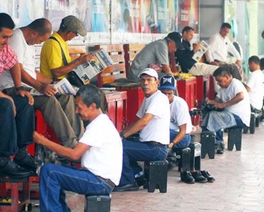 Lustrabotas de Tegucigalpa en plena faena - Foto de La Noticia